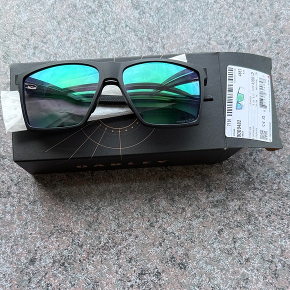 Oakley Black Frame Sunglasses with Blue-Green Lenses oo 9482 futurity - Picture 1 of 4